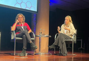 La infermera Mariana Mayans, aborda les tècniques de suport al pacient front l’estrès quirúrgic